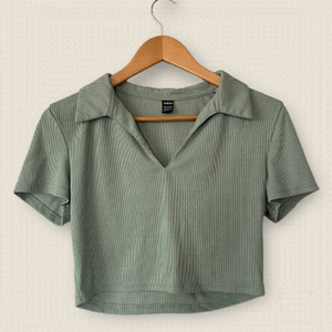 SHEIN Collared Crop Top